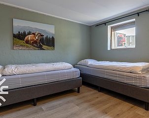 Badkamer in vakantiehuis DG693, Barchem, met douche en toilet.