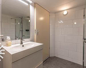 Uitzicht op de oprit van vakantiehuis DG693, Barchem, omgeven door natuur.