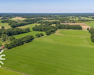 Kunst aan de muur in vakantiehuis DG693, Barchem, met rustgevend berglandschap.