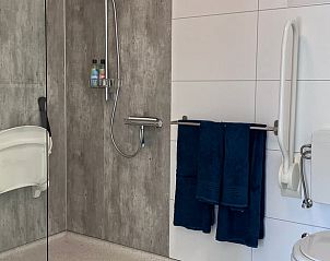 Moderne badkamer in vakantiehuisje in Barchem met inloopdouche in de Achterhoek, Gelderland.