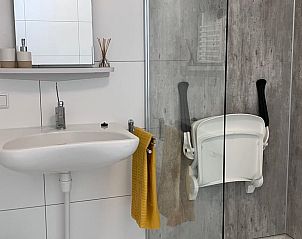 Stijlvolle badkamer van vakantiehuisje in Barchem met wastafel en douche in de Achterhoek.