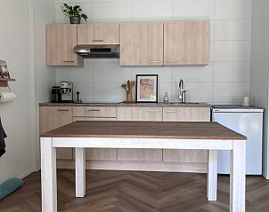 Compacte keuken in vakantiehuisje in Barchem met houten elementen in de Achterhoek, Gelderland.