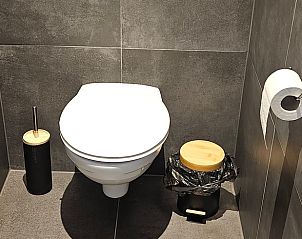 Strakke badkamer van Huisje in Barchem, vakantiehuis in Gelderland met moderne voorzieningen.