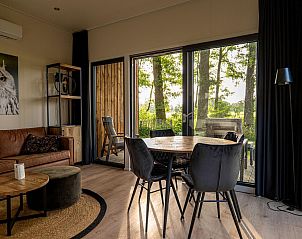 Gezellige woonkamer van Vakantievilla Amalia 2 in Kotten, met uitzicht op de natuur.