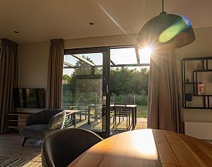 Zonnig terras van Vakantievilla Amalia 4 in Kotten, Achterhoek met uitzicht op de tuin.