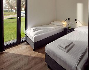 Slaapkamer met twee eenpersoonsbedden in Vakantievilla Amalia 4 in Kotten, Achterhoek.