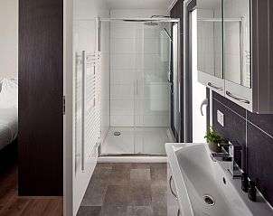 Moderne badkamer in Vakantievilla Amalia 4 in Kotten, met douche en wastafel.