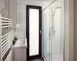 Moderne badkamer in Vakantievilla Amalia 6 met sauna, Kotten, Achterhoek, Gelderland.