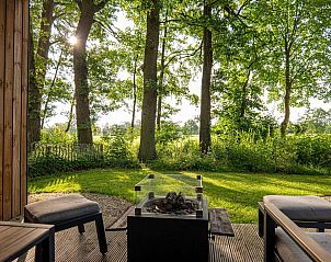 Terras bij Vakantievilla Amalia 2 Deluxe in Kotten, met uitzicht op de groene natuur van de Achterhoek, Gelderland.