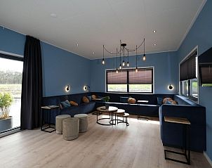 Lichte woonkamer in Amalia Familia vakantiehuis, Kotten, Achterhoek met uitzicht op de natuur.