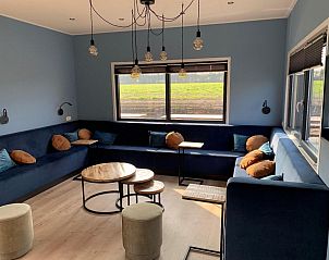 Comfortabele zithoek in Amalia Familia vakantiehuis, Kotten, Achterhoek met moderne verlichting.