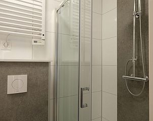 Stijlvolle badkamer in Amalia Familia vakantiehuis, Kotten, Achterhoek met moderne douche.