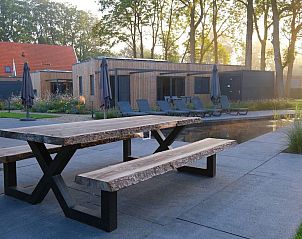 Buitenruimte met picknicktafel bij Amalia Familia vakantiehuis, Kotten, Achterhoek.