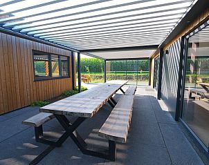 Terras met zonwering bij Amalia Familia vakantiehuis, Kotten, Achterhoek met zithoek.