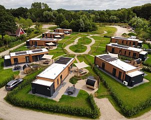 Parklodge 6 in Kotten, Achterhoek: uitzicht op vakantiehuis met hondenhek, sauna en hottub.