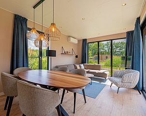 Stijlvolle binnenruimte van Parklodge 6 in Kotten: luxe vakantiehuis met grote ramen.