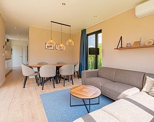 Gezellige binnenruimte van Parklodge 6 in Achterhoek: moderne inrichting in vakantiehuis.