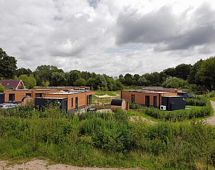 Parklodge 6 in Kotten: overzicht van vakantiehuis met groene omgeving en moderne faciliteiten.