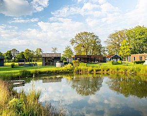 Vijverlandschap bij Parklodge 6 in Kotten: vakantiehuis met serene wateromgeving.