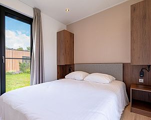 Slaapkamer in Parklodge 6, Achterhoek: modern vakantiehuis met comfortabel tweepersoonsbed.