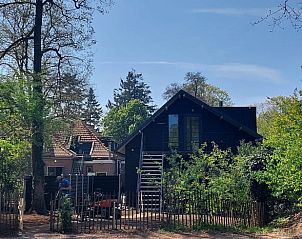 Buitenzijde van Vakantiehuis in Rekken, omgeven door groen in de Achterhoek, Gelderland.