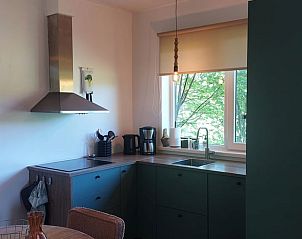 Moderne keuken in Vakantiehuis in Rekken met uitzicht op de groene omgeving van de Achterhoek, Gelderland.