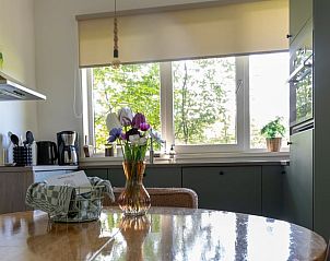 Eethoek in Vakantiehuis in Rekken met bloemen en uitzicht op de natuur in de Achterhoek, Gelderland.