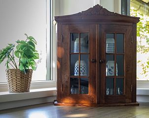 Decoratieve kast in Vakantiehuis in Rekken met uitzicht op de groene omgeving van de Achterhoek, Gelderland.