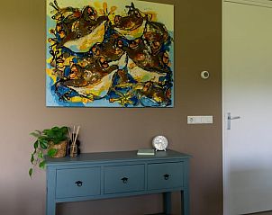 Kunstwerk en dressoir in Vakantiehuis in Rekken, een stijlvolle toevoeging in de Achterhoek, Gelderland.