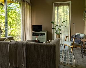 Gezellige woonkamer in Vakantiehuis in Rekken met uitzicht op de natuur in de Achterhoek, Gelderland.