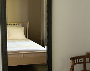 Spiegelbeeld van de slaapkamer in Vakantiehuis in Rekken, een serene plek in de Achterhoek, Gelderland.