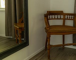 Vintage stoel in slaapkamer van Vakantiehuis in Rekken, een charmant detail in de Achterhoek, Gelderland.