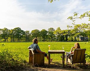 Relaxen in de tuin van Vakantiehuis in Rekken met uitzicht op weilanden in de Achterhoek, Gelderland.