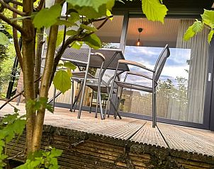 Veranda van Vakantiehuis in Rekken met uitzicht op de groene omgeving van de Achterhoek, Gelderland.