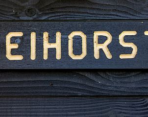 Houten naambord van Vakantiehuisje in Rekken, gelegen in de rustieke omgeving van Achterhoek, Gelderland.