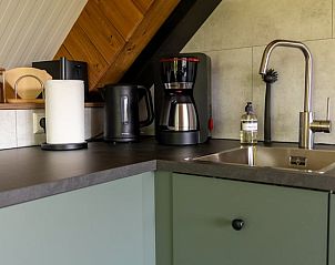 Keukenhoek met apparatuur in Vakantiehuisje in Rekken, gelegen in de serene Achterhoek, Gelderland.