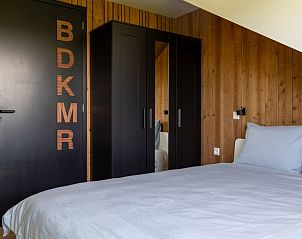 Rustieke slaapkamer in Vakantiehuisje in Rekken met houten accenten in Achterhoek, Gelderland.