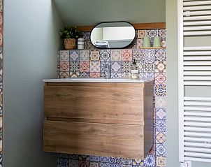 Stijlvolle badkamer in Vakantiehuisje in Rekken met kleurrijke tegels in Achterhoek, Gelderland.