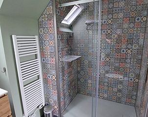 Moderne douche in Vakantiehuisje in Rekken met kleurrijke mozaektegels in Achterhoek, Gelderland.