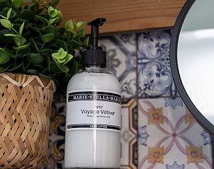 Detail van luxe handlotion in de badkamer van Vakantiehuisje in Rekken, Achterhoek, Gelderland.