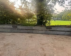 Parkeerplaats bij Vakantiehuisje in Rekken, omgeven door groene natuur in Achterhoek, Gelderland.