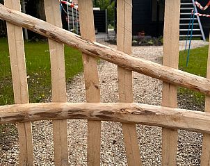 Houten poort bij de ingang van Vakantiehuisje in Rekken in Achterhoek, Gelderland.