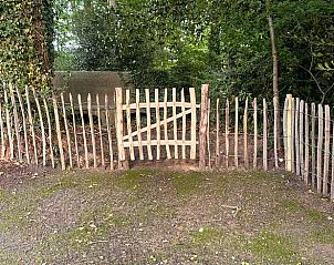 Rustieke omheining bij Vakantiehuisje in Rekken omgeven door bos in Achterhoek, Gelderland.
