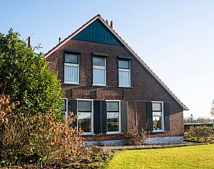 Zijaanzicht van Vakantiehuis in Heelweg, een idyllische vakantiewoning in de groene omgeving van de Achterhoek.