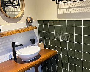 Badkamer met houten details in Huisje in Heelweg in de Achterhoek, Gelderland.