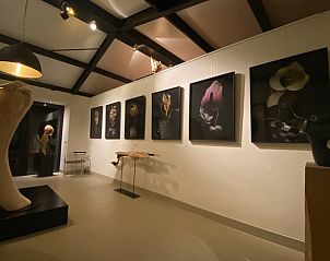 Verlichte kunstgalerij in Huisje in Heelweg, vakantiehuis in de Achterhoek, Gelderland.