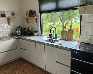 Moderne keuken in Vakantiehuis in Heelweg met uitzicht op de groene tuin in Achterhoek, Gelderland.