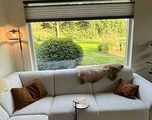 Gezellige zithoek met uitzicht op de tuin in Vakantiehuis in Heelweg, Achterhoek, Gelderland.