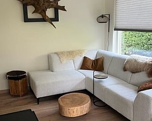 Stijlvolle woonkamer met comfortabele bank in Vakantiehuis in Heelweg, Achterhoek, Gelderland.