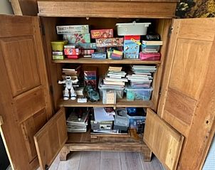 Authentieke kast vol spelletjes in Vakantiehuis in Heelweg, ideaal voor gezinnen in Achterhoek, Gelderland.